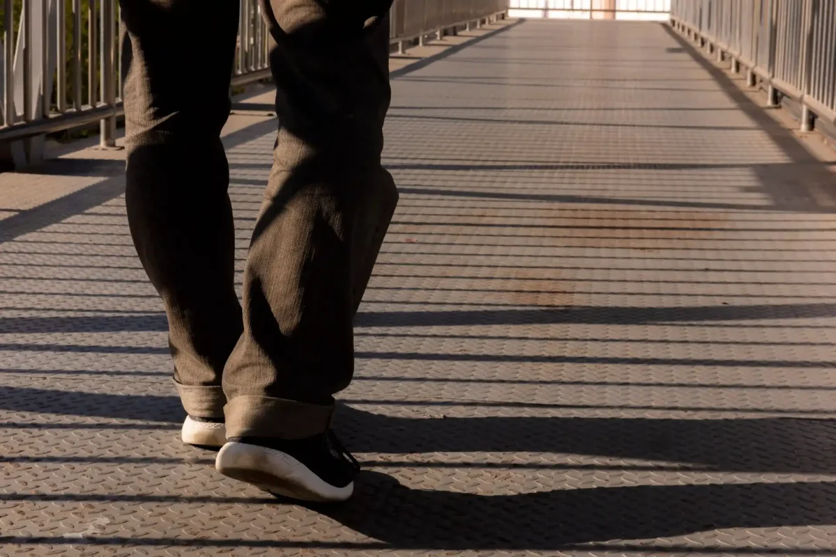 一个人在缓步前进