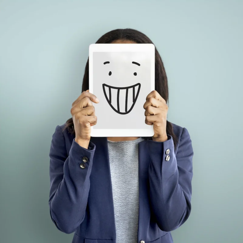 举着微笑的面具 代表职场的假和谐